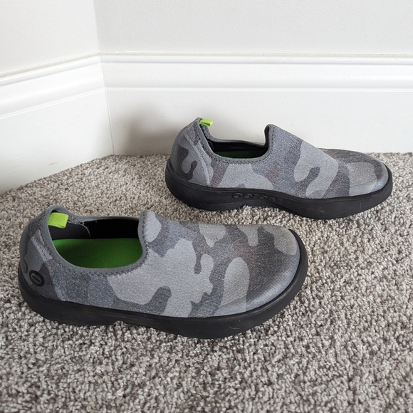 OOFOS OOmg eeZee Slip On Shoes - Grey Camo - sz 6.5 - Picture 1 of 6